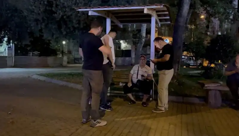 Kısmı Görme Kaybı Olan Adamın Telefonunu Çalan Hırsızlara Suçüstü