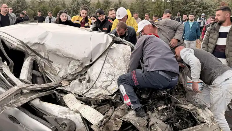 TIR ile Çarpışan Araç Kağıt Gibi Ezildi: Kaza Anı Şok Edici ve Tehlikeli