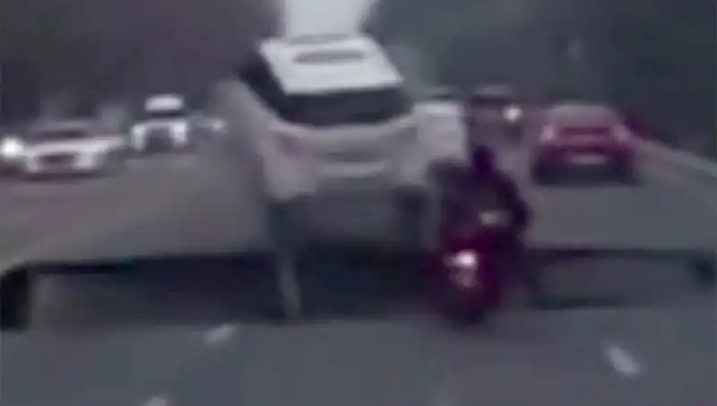 Güney Kore Otoyolunda Oluşan Dev Çukur, Motosikleti Yuttu