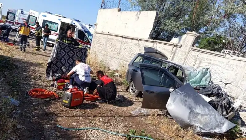 Lastiği Patlayan Araç Duvara Çarptı: 1 Ölü, 6 Yaralı