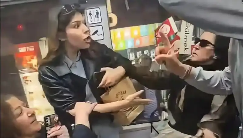 Tramvayda Kadınlar Arasında Büyüyen Kavga: Tekmeler ve Küfürler Havada Uçuştu!
