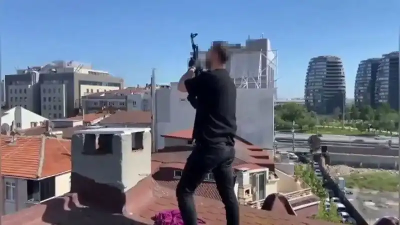 İstanbul'da Tüm Dikkatleri Üzerine Çeken Sıra Dışı Operasyon!