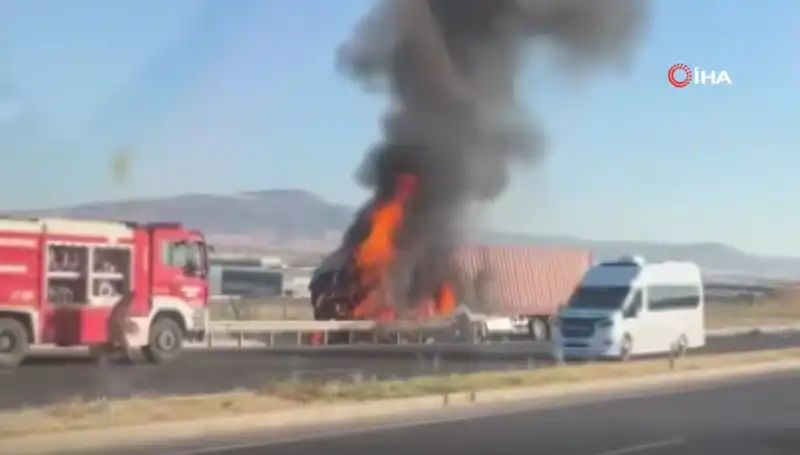 Ankara'da TIR Faciası: Alev Alan Araç Çevresinde Panik Yaşandı