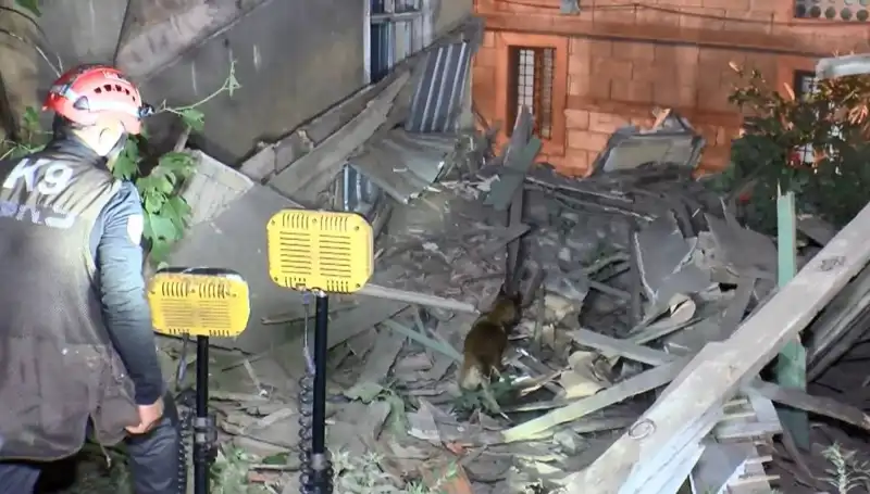 İstanbul'da Deprem Sonrası Alarm: Çöken Bina Büyük Hasara Neden Oldu