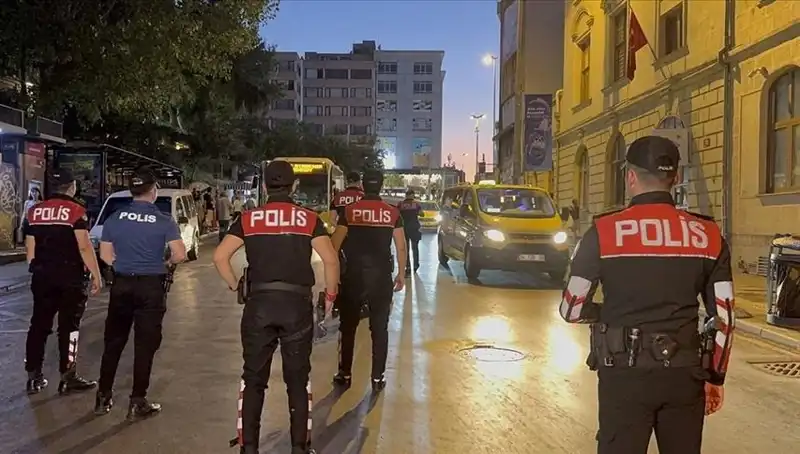 İstanbul'un Kalbinde Asayiş Operasyonu: Yüzlerce Gözaltı Gerçekleşti
