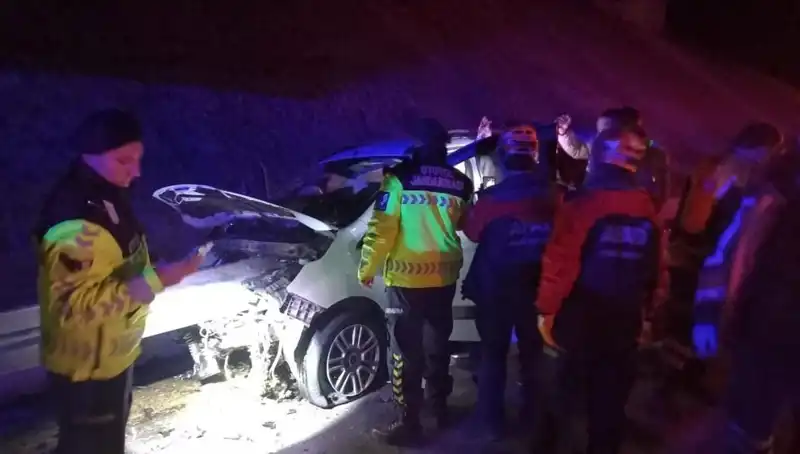 Bariyer Kazası: Otomobile Saplanan Çelik Parça 4 Kişiyi Yaraladı