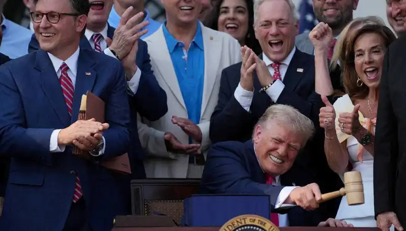 Trump'tan Tarihi Adım: Büyük, Güzel Yasa Tasarısı İmzalandı!