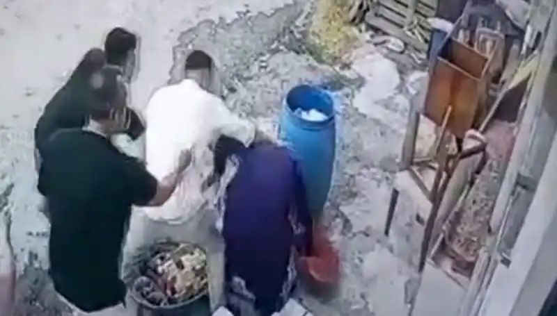 Başakşehir'de Baba ve Oğulun Çirkin Saldırısı: Bidon Kavgası Kanlı Bitti