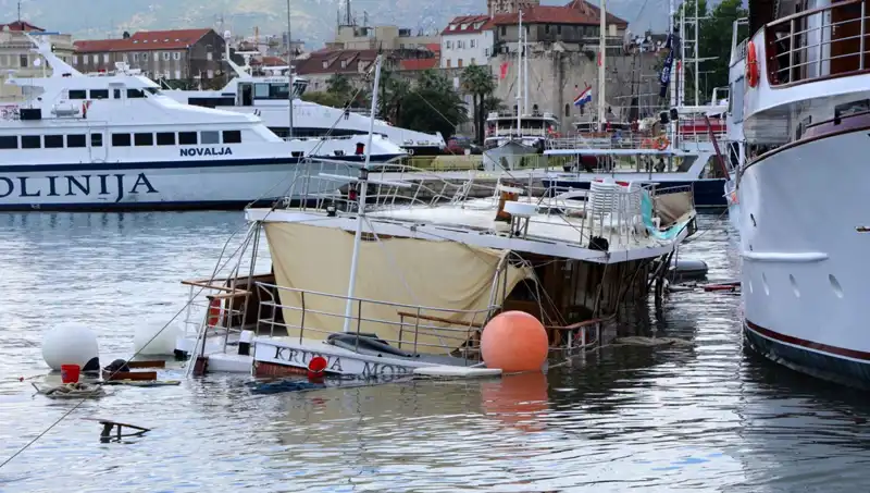 Hırvatistan'da Fırtına Felaketi: Feribotun Çarptığı Gemi Battı