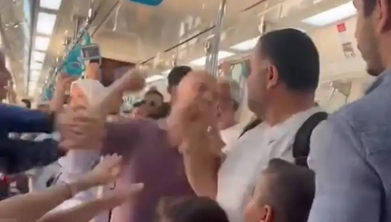 Marmaray'da Yumruklu Kavga: Yolcular Arasında Şok Gelişme!