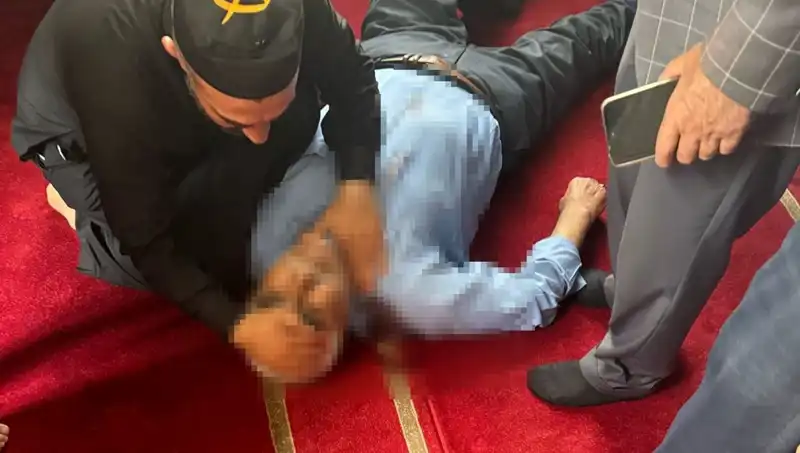 Camide Namaz Kılarken Bıçaklanan Adamın Tüyler Ürperten Hikayesi