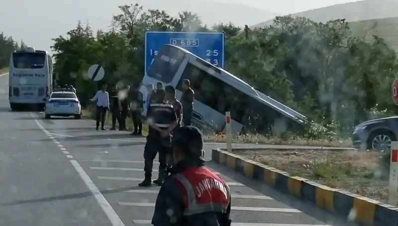 Isparta’da Tur Otobüsü ile Yolcu Otobüsü Çarpıştı: Çok Sayıda Yaralı!