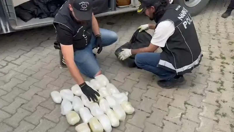 Yolcunun Valizinden Çıkınca Şok Eden 13 Kilo Metamfetamin