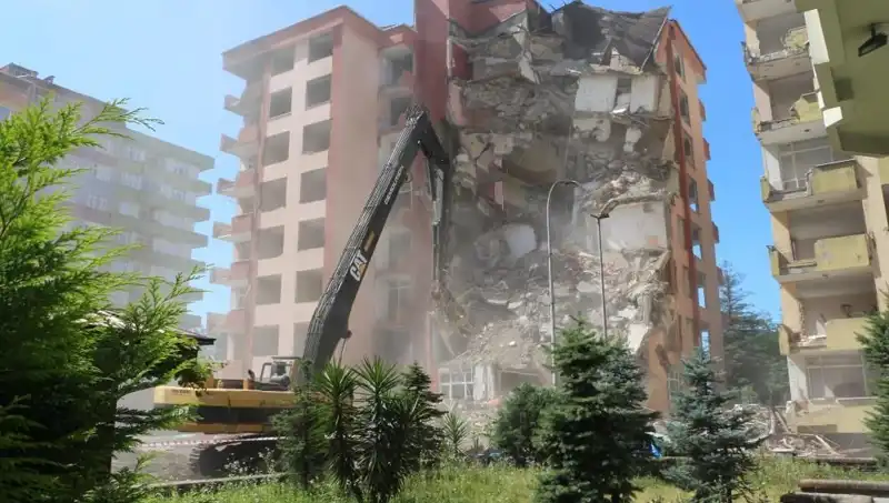 Dalgaların Gücü: İki Büyücek Bina Saldırıya Uğradı, Yıkım Süreci Başladı