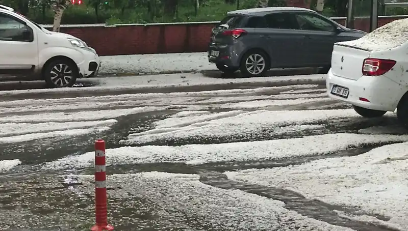 Ardahan'da Dolu Yağışı Şehrin Manzarasını Değiştirdi