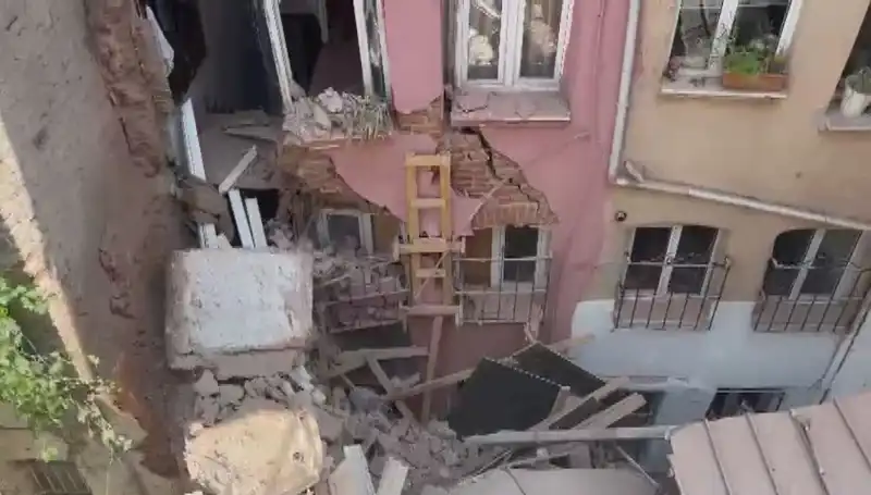 İstanbul'da Üç Katlı Bina Balkonunda Şok Eden Çökme Olayı