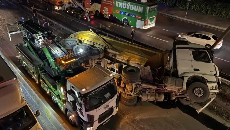 Hafriyat Kamyonu Moloz Yükü ile Devrildi! Şok Edici Olay
