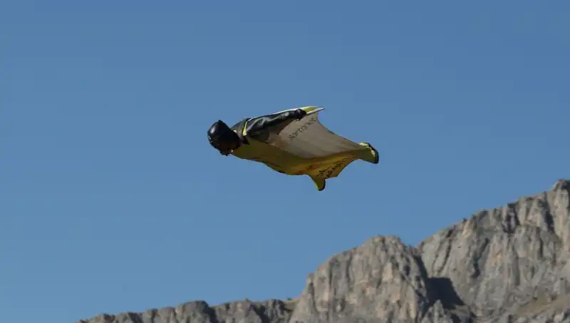 Erzincan'da Adrenalin Dolu "Yarasa Adam" Atlayışı: 250 Kilometre Hızla Gökyüzüne Yükseliş