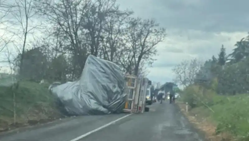 Tekirdağ’da Saman Yüklü TIR Devrildi, Kaza Sonrası Panik Yaşandı