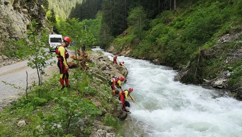 Trabzon’da Dereye Düşen Çocuk İçin Arama Çalışmaları Sürüyor