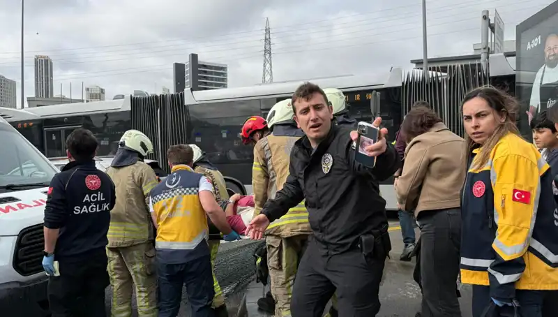 Metrobüste Feci Kaza: Seferler Durduruldu, Hayatını Kaybedenler Var!
