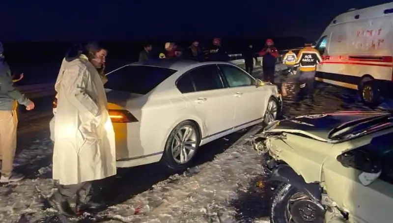 Aksaray'da Zincirleme Trafik Kazası: 15 Yaralı ve Hayat Umbası