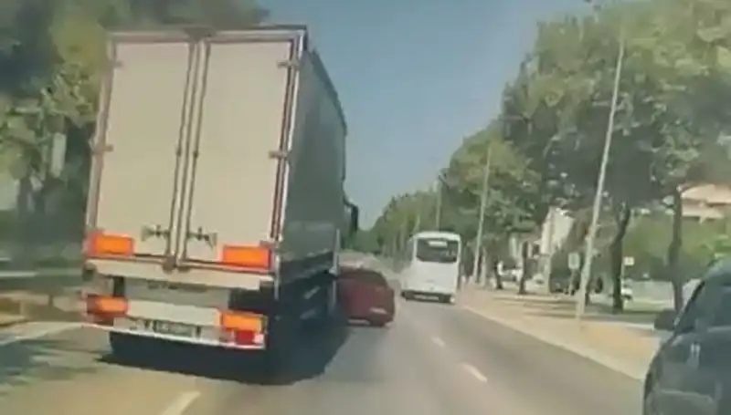Bursa’da Şaşırtan Kör Nokta Kazası: Sürücüler Neden Zor Anlar Yaşıyor?