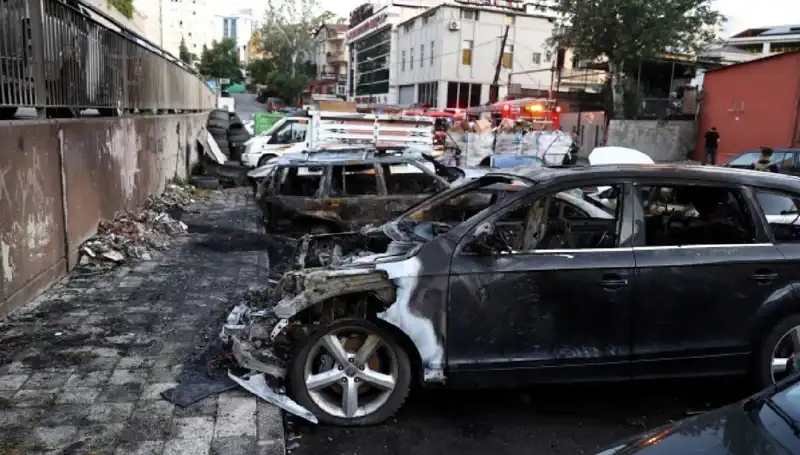 Sanayide Tamir Bekleyen Araçların Yangını, Olay Yerinde Gözyaşlarıyla Karşılandı