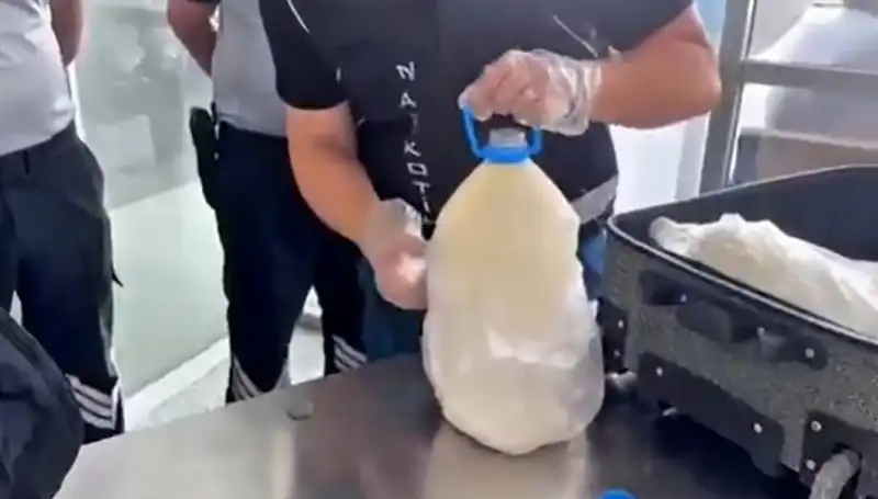 Havalimanında Şaşırtıcı Ele Geçirme: Süt Şişesi İçindeki Kaçak Madde!
