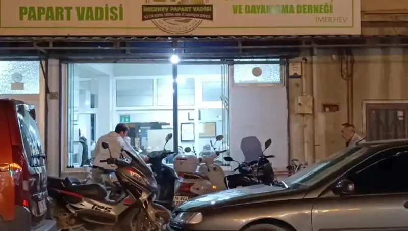 Lokalde Bıçaklı Kavga: Bir Kişi Ağır Yaralandı, Olay Yeri Kaos İçinde