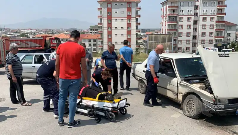 Kavşakta Meydana Gelen Kazada İki Yaralı: Olayın Ayrıntıları