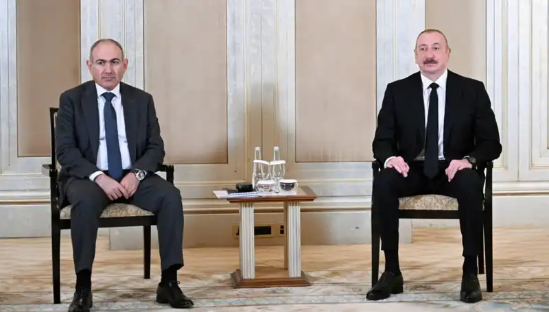 Aliyev ve Paşinyan: Abu Dabi'de Barış Görüşmeleri İçin Tarihi Toplantı