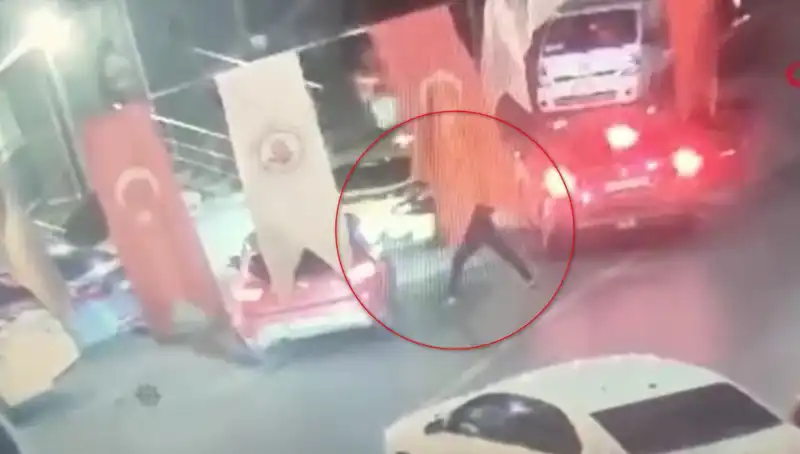 Kağıthane'de Sokak Ortasında Cinayet: Otomobildeki Genç Korkunç Bir Saldırıya Uğradı