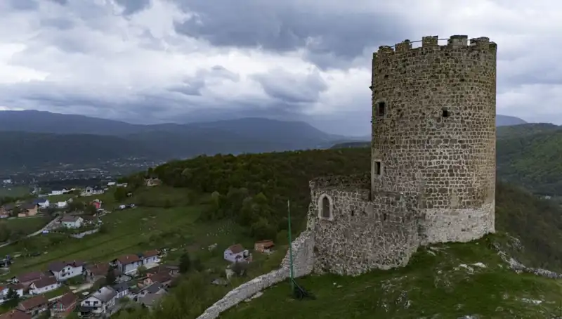 Bosna Hersek'in Tarihi Sokolac Kalesi: Geçmişin İzleriyle Dolu