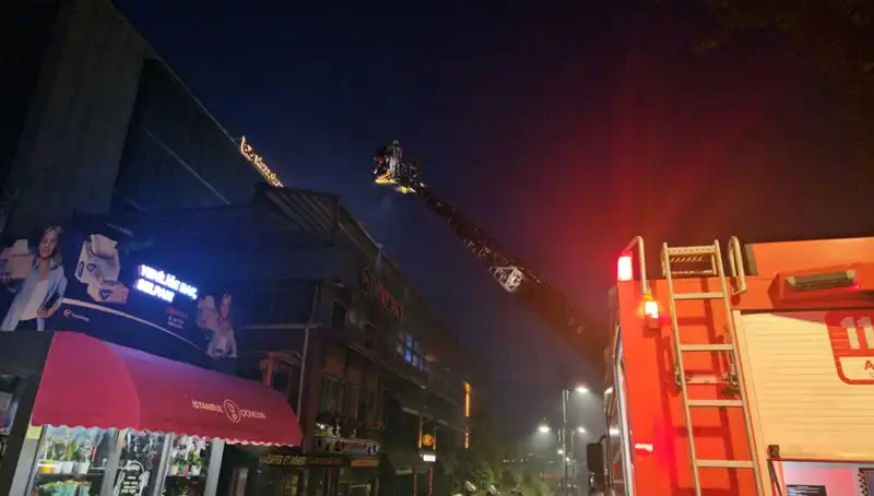 Beşiktaş'ta 3 Katlı Restoranda Çıkan Yangın, Yangın Safety Ekipleri Zamanında Müdahale Etti