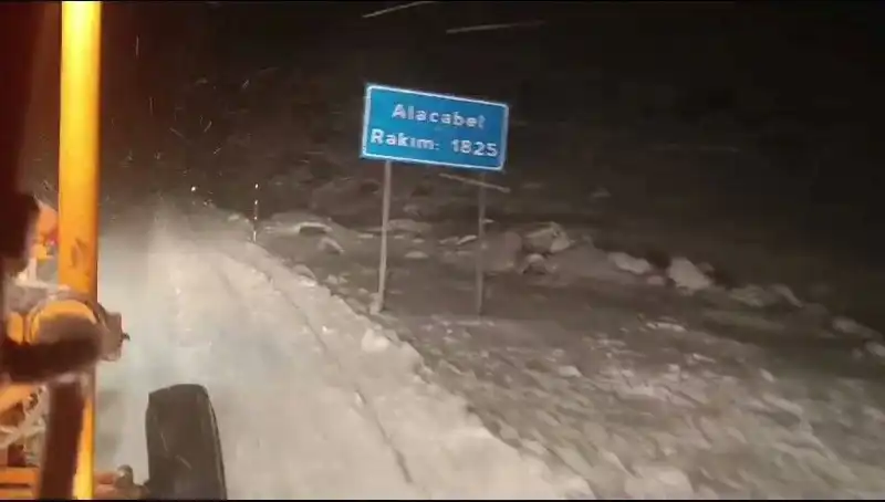 Antalya'da Beklenmedik Kar Sürprizi, Tatilcileri Şaşkın Bıraktı