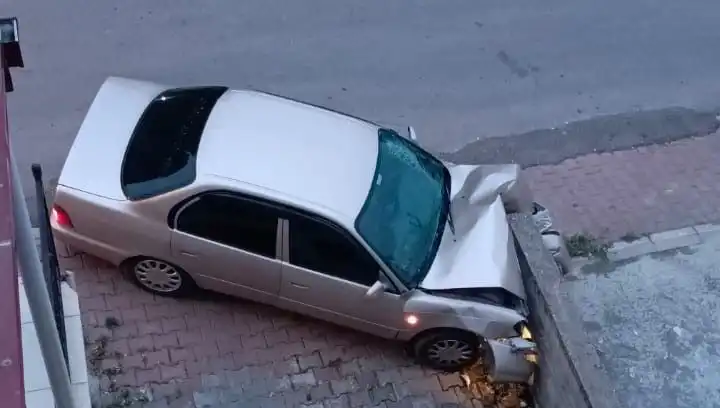 Araba Kontrolünü Kaybetti, Kaza Sonrası Şaşkınlık Yaratan Anlar