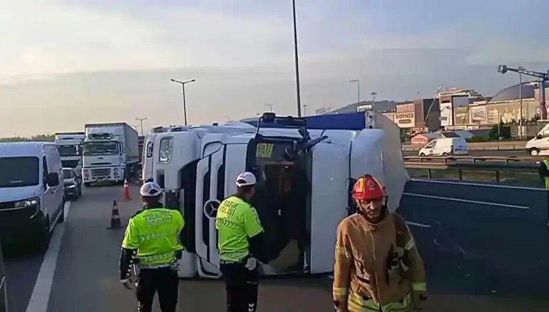 Pendik TEM Otoyolu'nda TIR Devrildi! İstanbul Yönü Neden Kilitlendi?