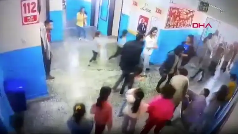 Okulda Bayılan Öğrenciye Müdür Yardımcısının Şaşırtan Müdahalesi