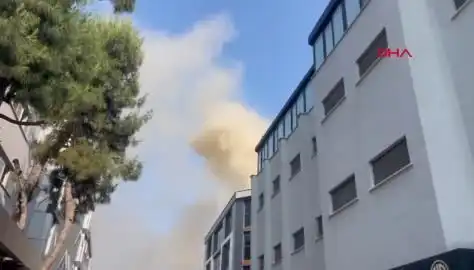 İstanbul'un İş Merkezinde Çıkan Yangın, Ekipler Tarafından Kontrol Altına Alınmaya Çalışıyor