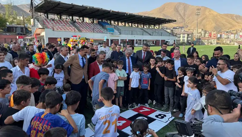 Hakkari'de Anadolu Şenliği: Gelenekler Coşkuyla Yaşatılıyor