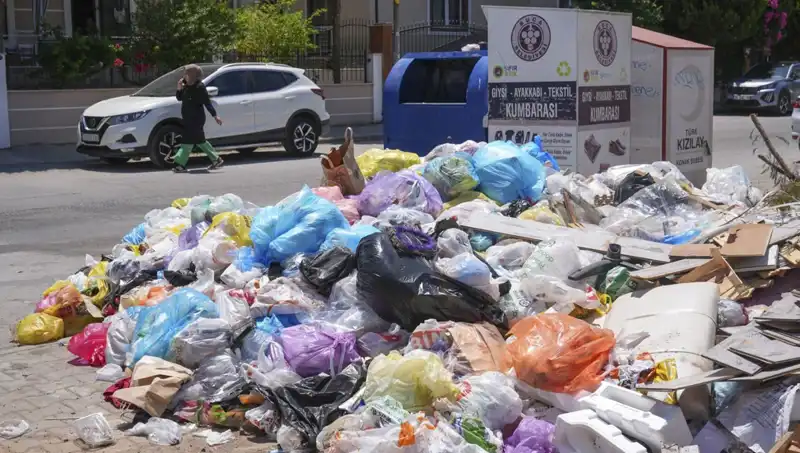 Izmir’de Çöp Krizi: Sokaklarda Oluşan Yığınlar Tehlike Saçıyor!