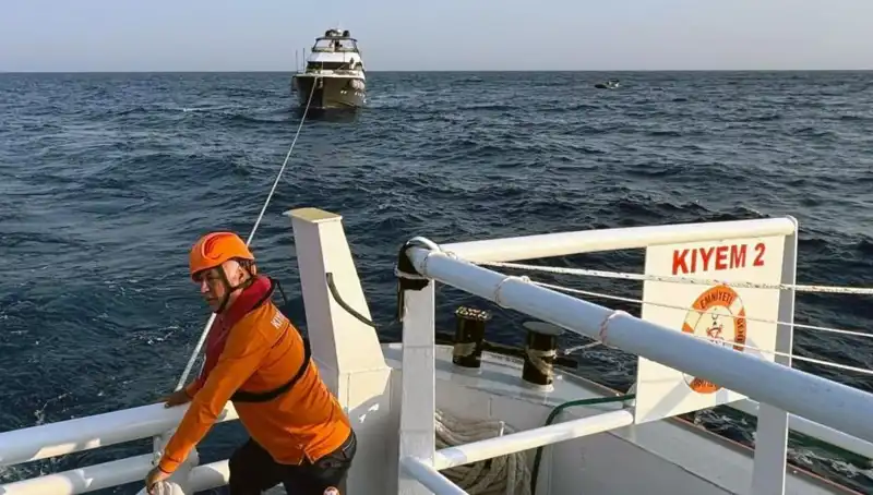 Marmaris Açıklarında Sürüklenen Tekneye Zorlu Kurtarma Operasyonu