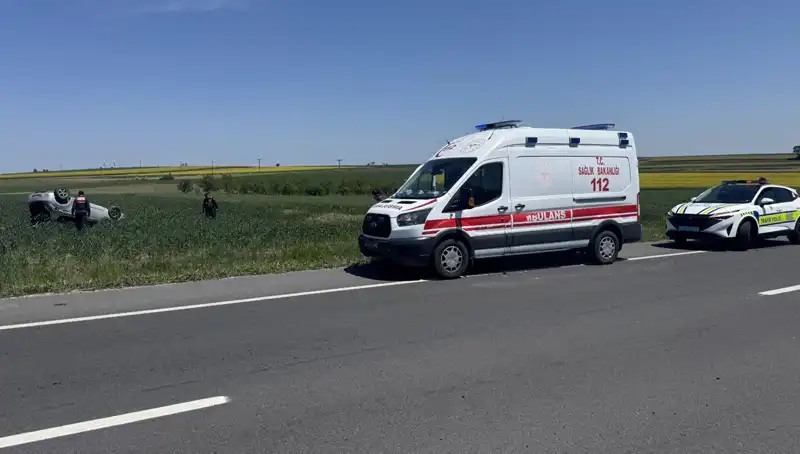 Edirne'de Korkutan Kaza: Devrilen Otomobilin Sürücüsü ve Eşi Yaralı