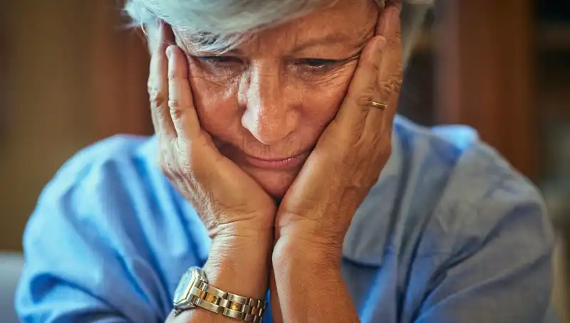 40'lı Yaşlarda Alzheimer: Erken Belirtileri Neden Erken Fark Edilmedi?