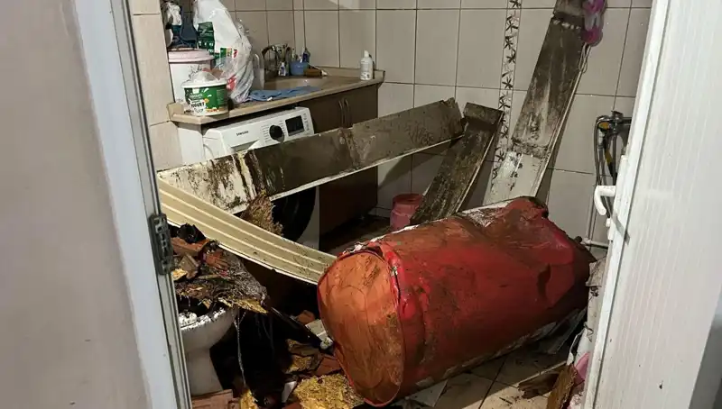 Ege Bölgesi'nde Fırtına Korkunç Hasara Yol Açtı: Caddeler Beyaza Büründü