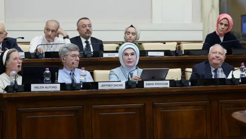 Emine Erdoğan, Vatikan'da "Dünya 5'ten Büyüktür" Mesajı ile Dikkatleri Üzerine Çekti