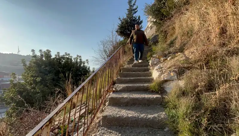 Uçurumun Kenarındaki Hayat: 107 Basamakla Eve Yolculuk Etmek