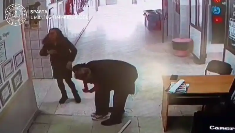 Öğretmenin Kahramanlık Anı: Heimlich Manevrası ile Öğrencisini Hayata Döndürdü