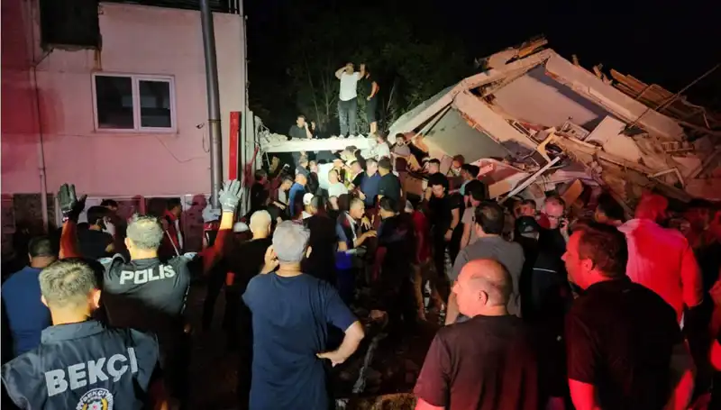 Balıkesir Sındırgı'da Şiddetli Deprem: Can ve Mal Kaybı!